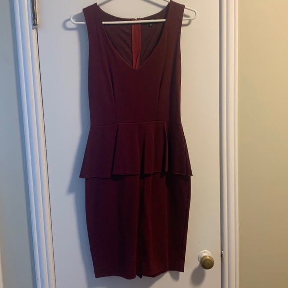 Aritzia Babaton Peplum Dress in Burgandy. Perfect condition. Size 2. - Picture 4 of 6